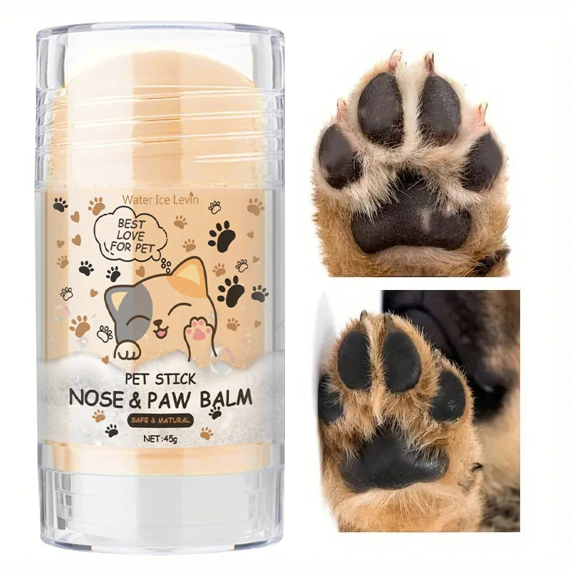 Baume en stick 45 g pour coussinets et truffe, à côté de deux coussinets de chien