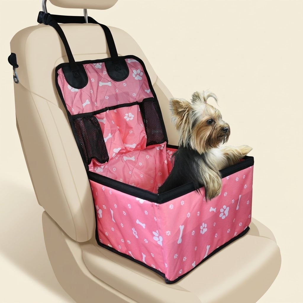 Petit chien installé dans le siège auto rose sur un siège de voiture