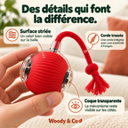 Balle interactive tenue en main : surface striée, coque transparente et corde — mise en scène générée par IA