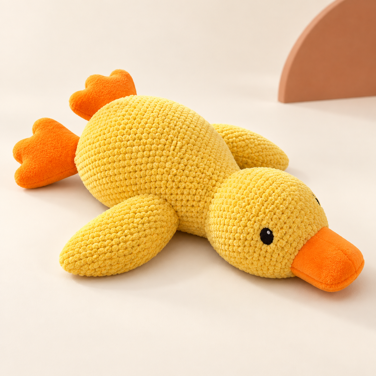 Canard en peluche pour chien — visuel studio généré par IA